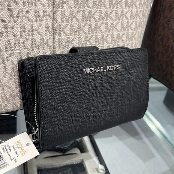 MICHAEL KORS
Medium Crossgrain Leather Wallet
Black
NWT - Picture 1 of 16